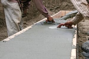 چگونه ابعاد قالب فلزی بتن بر قیمت پروژه تاثیر می‌گذارد؟