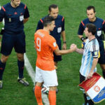 روبین فان پرسی قاطعانه لیونل مسی را بهترین بازیکن تاریخ فوتبال جهان خواند