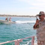 مرزبانان میناب خودروی گرفتار شده در ساحل را از حادثه نجات دادند