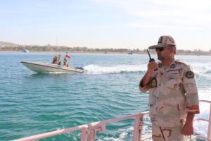 امداد رسانی مرزبانان میناب به پراید گرفتار شده در ساحل