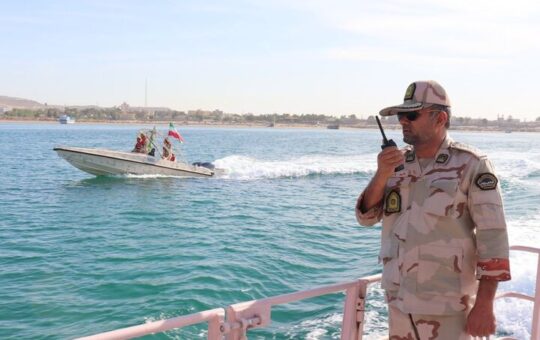 امداد رسانی مرزبانان میناب به پراید گرفتار شده در ساحل