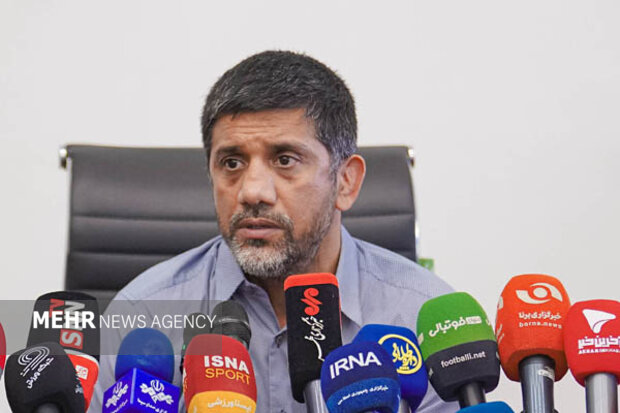 واکنش دبیر به شعار هواداران؛ کسانی که بطری پرتاب کردند از کشتی نبودند