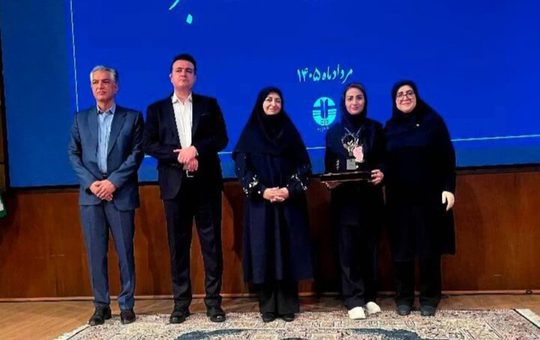 بیمارستان قائم رشت تندیس سیمین جایزه ملی صنعت و خدمات سبز را کسب کرد